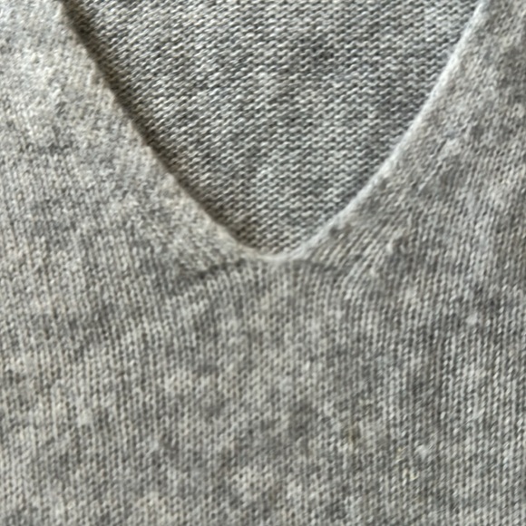 Theory Adrianna Feather Weight Cashmere Sweater V-Neck Heather Gray - M - Picture 6 of 10